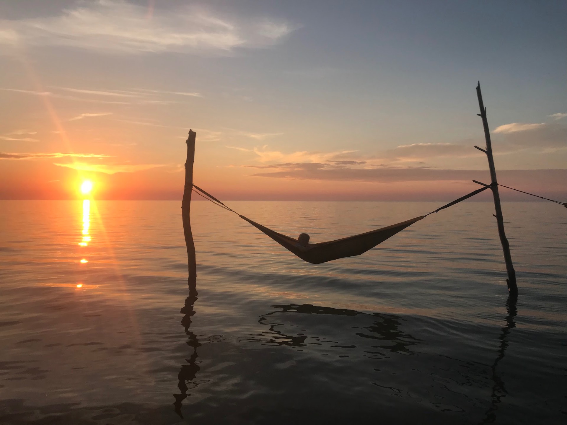 Võrkkiik mere kohal